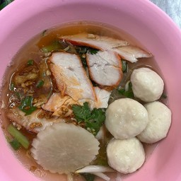 เส้นเล็กลูกชิ้นหมูแดง