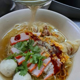 บะหมี่เกี๊ยวหมูแดง