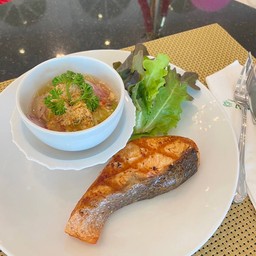 ยำแซลมอนย่าง