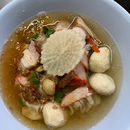 เกี๊ยวหมูแดงหมูกรอบลูกชิ้น