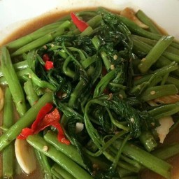ผัดผักบุ้งไฟแดงราดข้าว