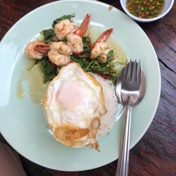 ข้าวกะเพรากุ้ง