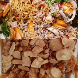 ยำมาม่า + ข้าวไก่กรอบซอสกระเทียม