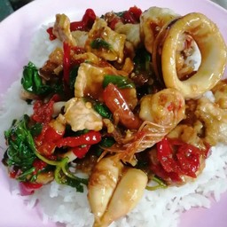 กระเพารวมมิตรราดข้าว