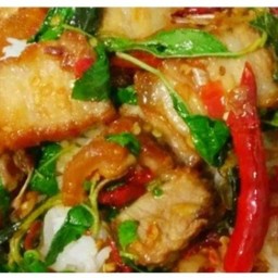 กระเพราหมูกรอบ