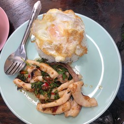 ข้าวกะเพราปลาหมึก