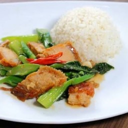 ผัดคะน้าราดข้าว