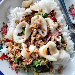 ข้าวหน้ากะเพราปลาหมึก+หมูสับพริกแห้ง