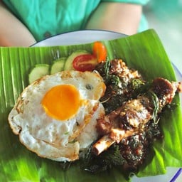 ข้าวผัดกะเพราซี่โครงหมูอบ