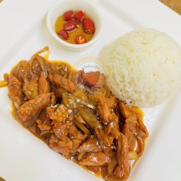 กูเนื้อแดดเดียวผัดน้ำมันหอยราดข้าว