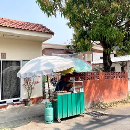 ขนมเบื้องป้าอี๊ด ข้างขนส่งหนองหอย