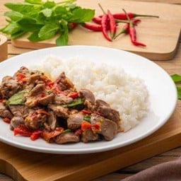 กะเพราไก่ชิ้น+ไข่ดาว