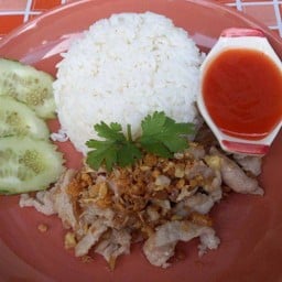 หมูกระเทียมราดข้าว