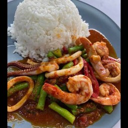 ข้าวราดผัดพริกแกงทะเล