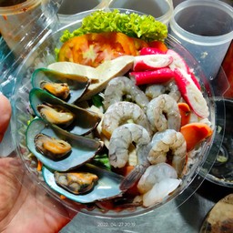 ม่วง+ข้าวโพด+กุ้งสด+หอยแมงภู่+ลูกชิ้น