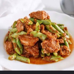 ข้าวราดผัดพริกแกงหมู