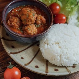 ข้าวหมูปั้นก้อนสมุนไพรในซอสน้ำพริกอ่อง