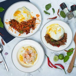 กะเพรา หมูทอด ไข่ข้นลาวา