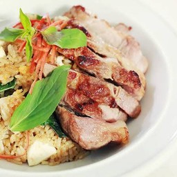 ข้าวผัดกระเทียมคอหมูย่าง+ไข่ดาว