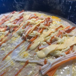 เครป + ไข่+ เชรดด้าชีส+ มอสชีส+ ปูอัด ซอสรวม