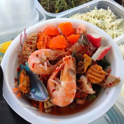 ยำมาม่าทะเล+ไข่แดงเค็ม.