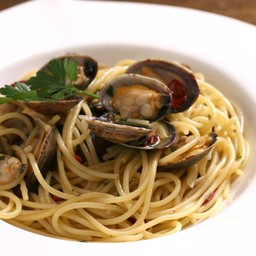 SPAGHETTI   VONGOLE  IN   WHITE WINE SAUCE