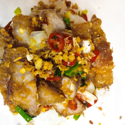 หมูกรอบคั่วพริกเกลือราดข้าว