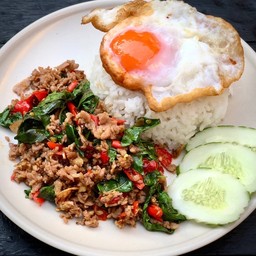 กะเพราหมูสับ ราดข้าว + ไข่เป็ดดาว พี่ไดนาไมต์ (เผ็ดอร่อย)