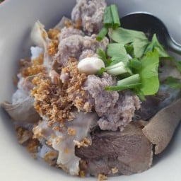 เจ้เปิ้ลก๋วยเตี๋ยวไก่ ข้าวมันไก่ - หน้าหมู่บ้านบุญถาวร5