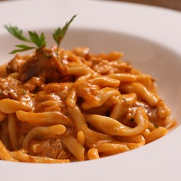 STROZZAPRETI    CRAB   MEAT     IN   PINK   SAUCE