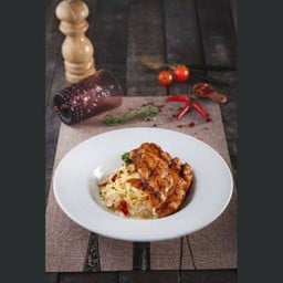 สปาเก็ตตี้กระเทียมพริกแห้ง & สเต็กอกไก่พริกไทยดำ