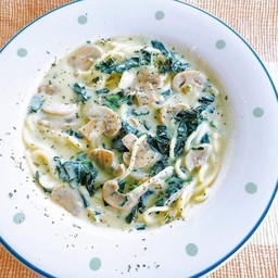 พาสต้าไวท์ครีมซอสผักโขมและเห็ดแชมปิญอง (มังสวิรัติ)