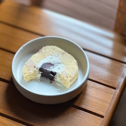 โรลไข่ขาว ไส้ถั่วแดง