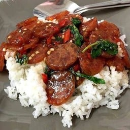 กะเพรากุนเชียงราดข้าว