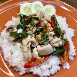 กระเพราปลาหมึกราดข้าว