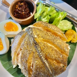 ข้าวคลุกน้ำพริกตาแดงปลาสลิด