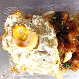 พริกแกงหมูกรอบไข่ดาว(ราดข้าว)