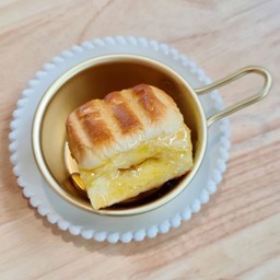 ปังไส้ทะลัก เนยน้ำผึ้ง (1ชิ้น)