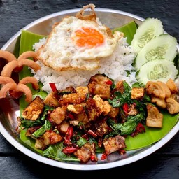 กะเพราหมูกรอบ ระเบิดล้นๆ ราดข้าว + ไข่เป็ดดาว พี่ไดนาไมต์ (เผ็ดอร่อย)