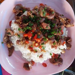 หมูกรอบคั่วพริกเกลือราดข้าว