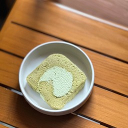 โรลไข่ขาว มัจฉะลาเต้