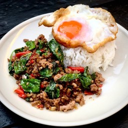 กะเพราเนื้อริบอายสับ ราดข้าว + ไข่เป็ดดาว พี่ไดนาไมต์ (เผ็ดอร่อย)