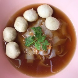 ก๋วยเตี๋ยวลูกชิ้นหมู (น้ำดำ)