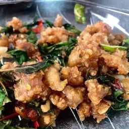 ข้าวกะเพราเอ็นไก่ทอด