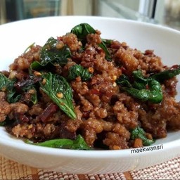 เนื้อผัดใบยี่หร่า ราดข้าว