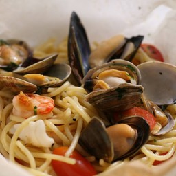 SPAGHETTI  SEAFOOD  IN  WHITE  WINE  SAUCE  SERVED IN FOIL