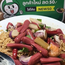 ยำมาม่าซือด๊ะ+ไส้กรอก+ทะเล