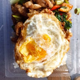 กระเพราหมูไข่ดาว(ราดข้าว)