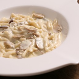 STROZZAPRETI     GORGONZOLA   CHEESE   AND    MUSHROOMS