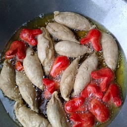 ไส้กรอกแดง ลูกชิ้นปลาระเบิดทอด อินเตอร์